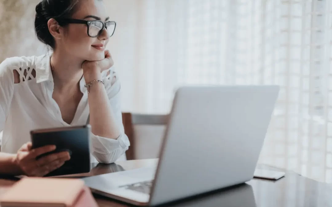 Image of someone carrying out organic SEO on their laptop.